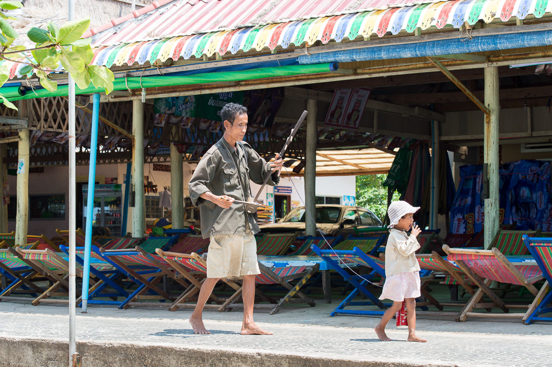 This blind musician is guided by his small daughter, they are connected by a thin rope. Sihnoukville, Kampong Saom province, Kingdom of Cambodia, Indochina, South East Asia