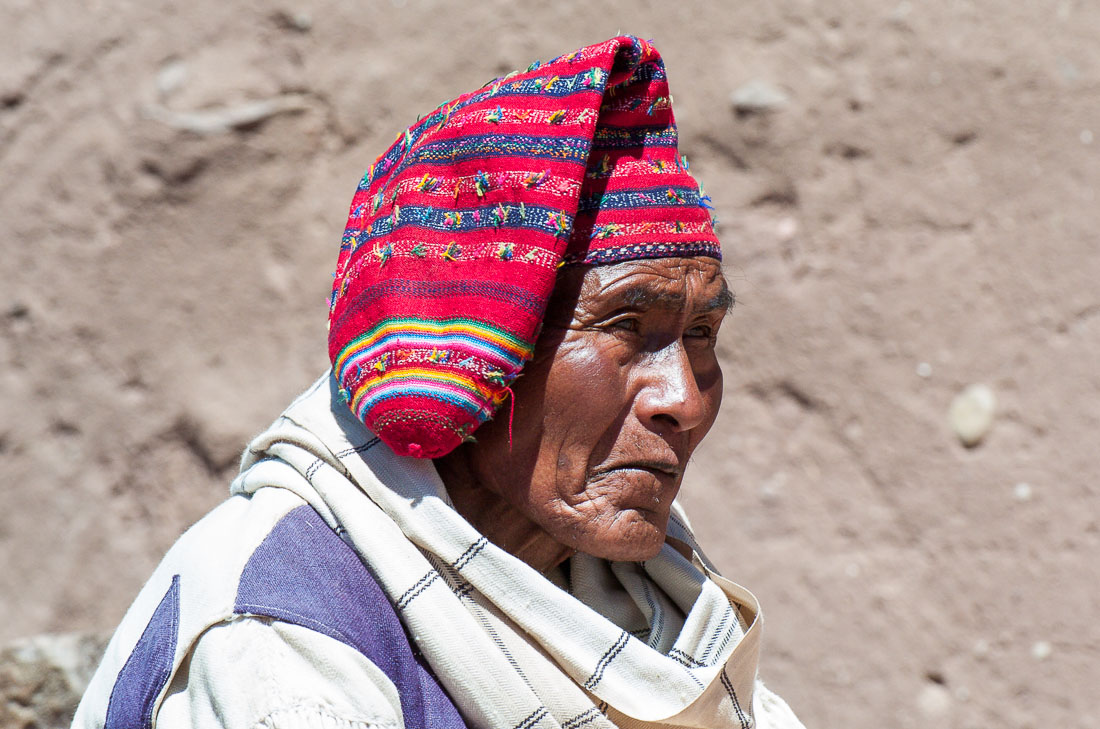 Man in traditional costume, isla Taquile, Lago Titicaca, Peru, South America