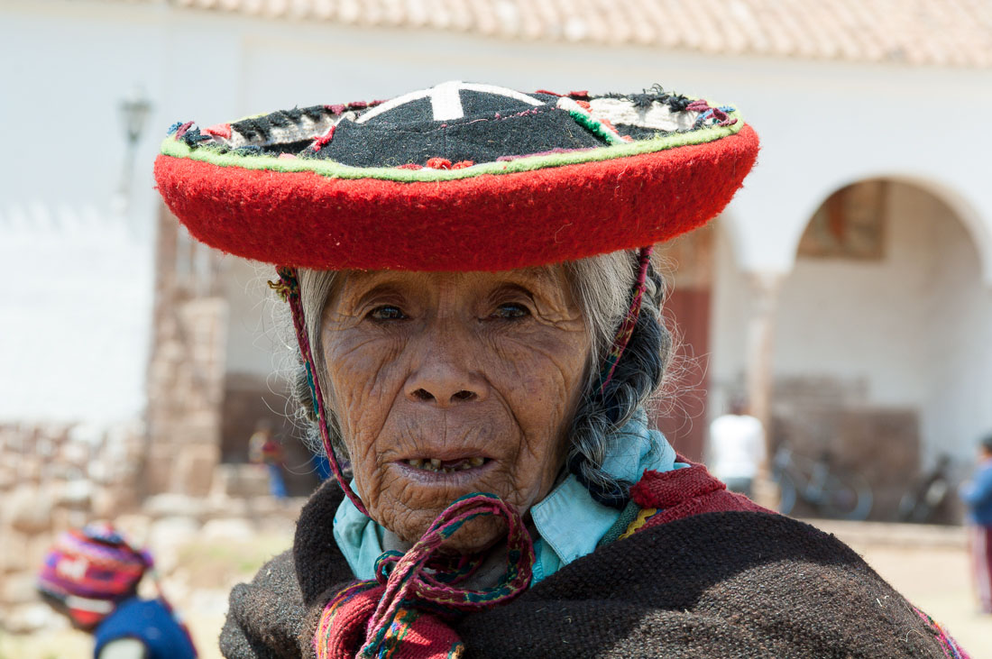 Old woman wearing traditional costume and hat, Chinchero, Peru, South America