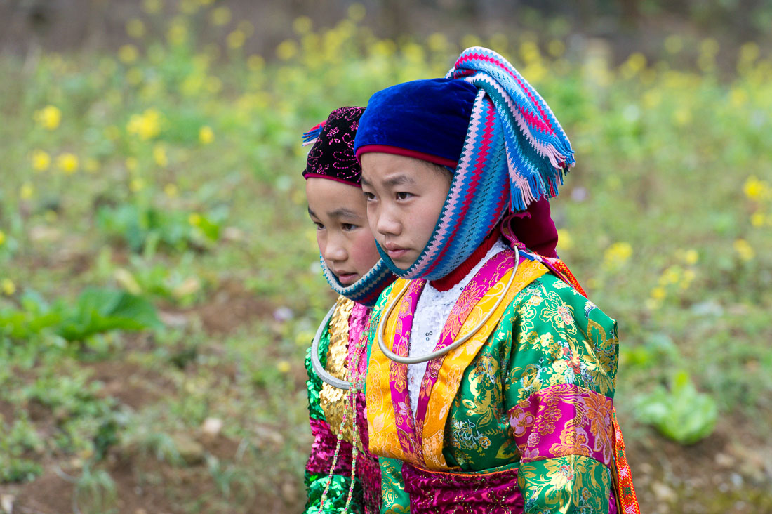 Young girls from the Black Hmong people ethnic minority, wearing traditional costume, Ha Giang province. Viet Nam, Indochina, South East Asia.