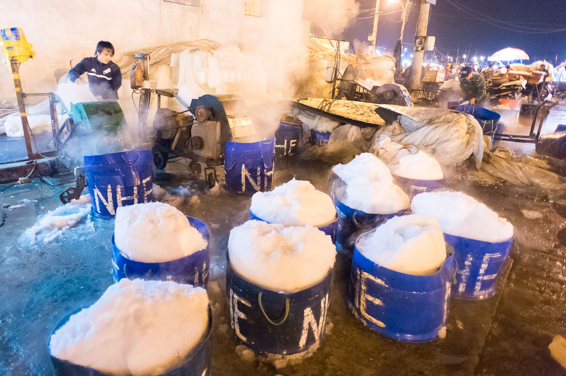 Rudimental ice crash machine at wholesale fish market in Da Nang, Viet Nam, Indochina, South East Asia