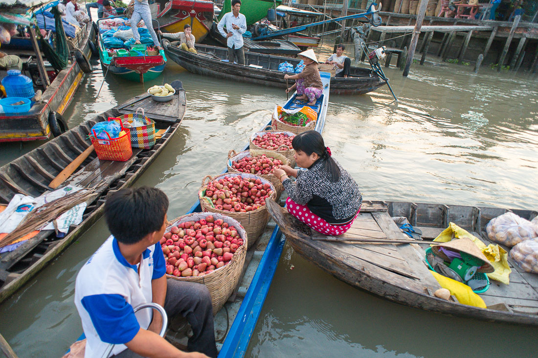 Malay apples at the Phung Hiep floating market, Mekong River Delta, Hau Giang Province, Viet Nam, Indochina, South East Asia